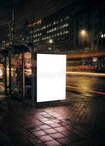 有广告牌的夜间公共汽车站