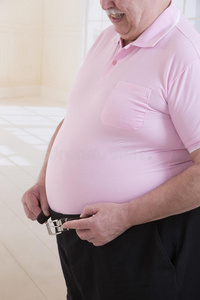 肥胖老人一位老年人的肥胖图片肥胖的老人. 加上大小的老人.