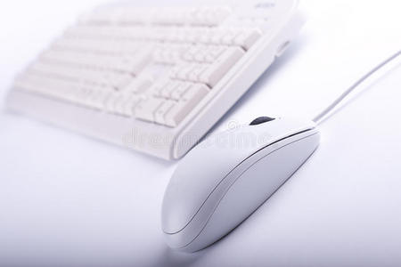 白色鼠标和键盘