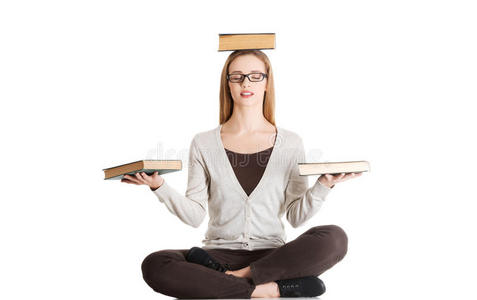 盘腿坐着的人图片