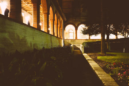 在圣奥古斯丁，晚上庞塞德莱昂大厅外的花园