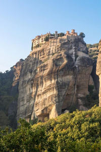 修道院建在砂岩山脊上