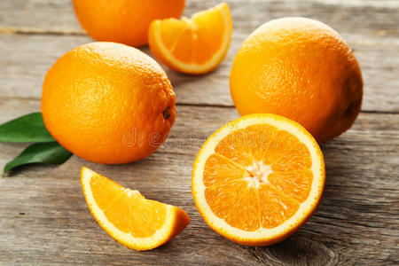 灰色木质背景上的新鲜橙色水果