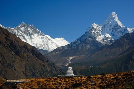 尼泊尔佛教的坤戎佛塔罗茨峰和阿玛达布拉姆峰