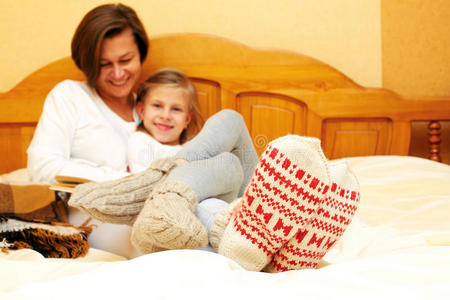 一家人穿着针织袜子躺在床上