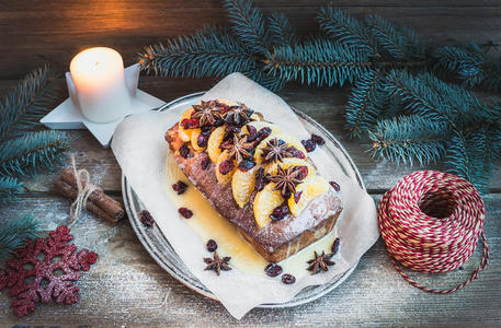 圣诞橘子和蔓越莓辛辣蛋糕，在乡村木背景上装饰节日