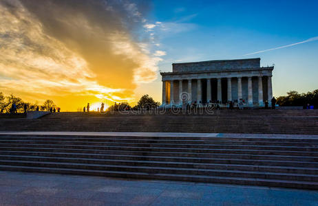 日落在华盛顿林肯纪念堂。