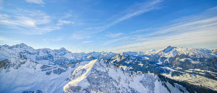 奥地利和德国高山雪峰的美丽景色