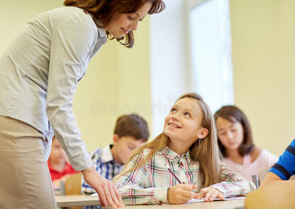 一群小学生在课堂上写测试