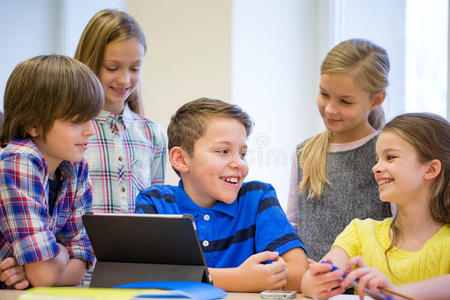 一群学生在教室里用平板电脑