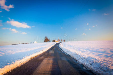 约克县乡村公路和积雪覆盖的农田，