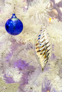 白色圣诞树上的圣诞装饰品。