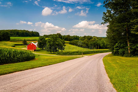 宾夕法尼亚州约克郡南部乡村公路旁的农场。