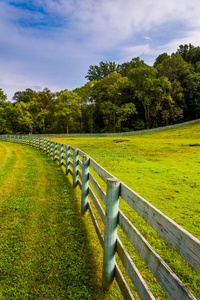 宾夕法尼亚州约克县农村的围栏和农田。