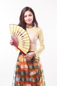 美丽的越南现代风格年轻女子敖黛手持纸扇