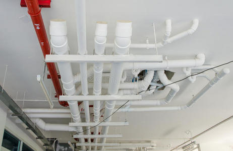 建筑物上水管的工业管道照片