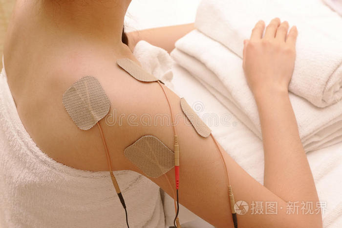 亚洲女性正在做电刺激按摩tens