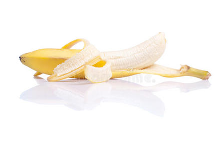 香蕉剥皮剥皮的成熟香蕉,白色背景上有反光照片