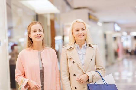 商场里拎着购物袋的快乐年轻女人
