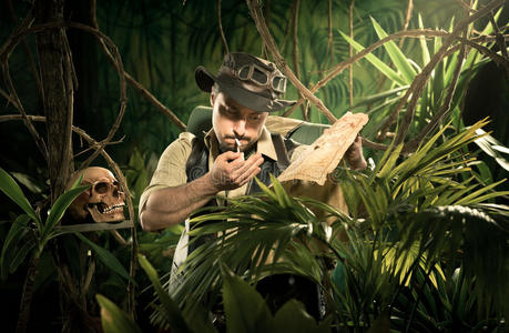 在丛林中迷路的探险家照片