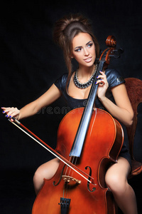 演奏大提琴的美丽女音乐家。