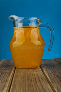 装在罐子里的橙汁