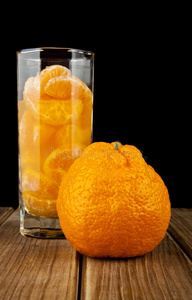 橙子和果汁在玻璃杯里