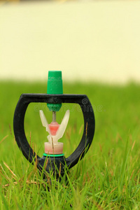 洒水器卡在草地上了。
