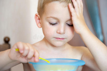 小男孩用牛奶吃玉米片