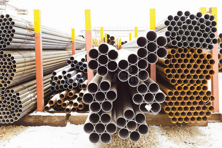 管室外室外仓库的不同管道的堆放照片