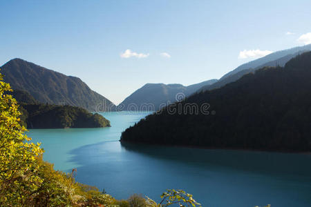 山中的蓝湖