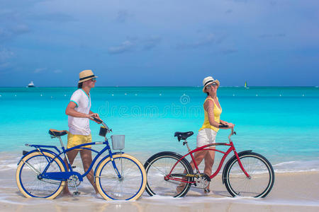 一对快乐的情侣在热带假期骑自行车