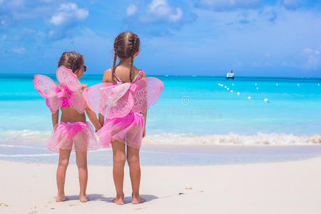 小女孩在热带海滩玩得很开心