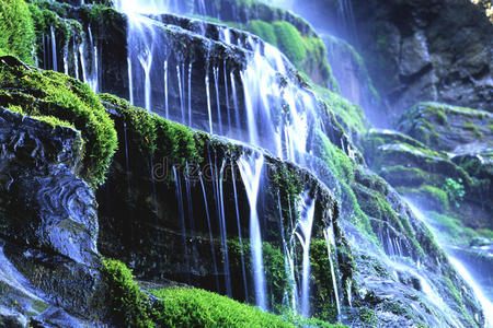 短弹簧瀑布山泉照片