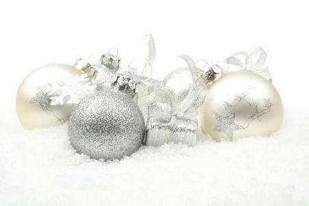 雪地上的银色圣诞装饰