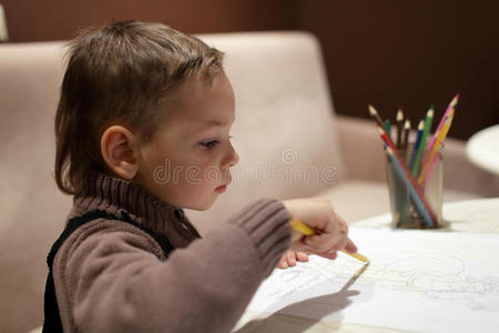 孩子在咖啡馆里画画