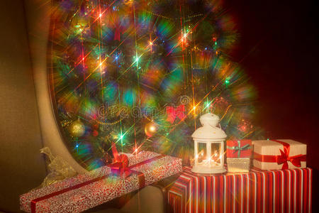 圣诞室内照明圣诞树和椅子。地理标志