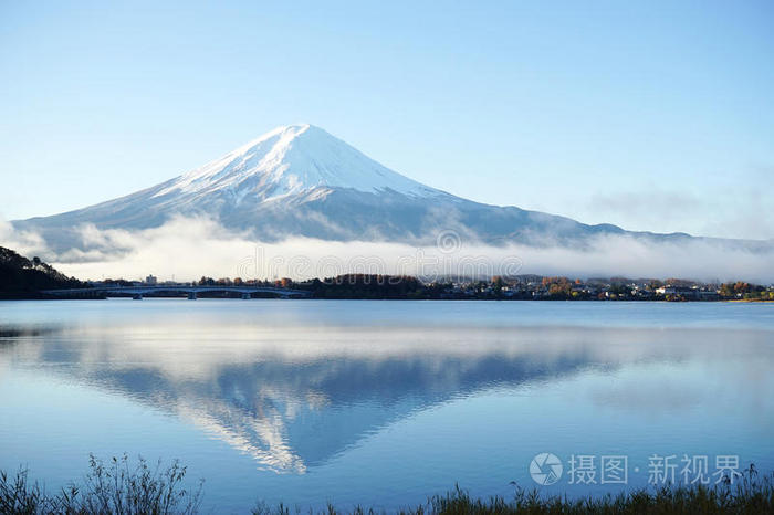 富士山从湖上眺望，象征着日本。