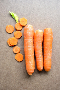新鲜的胡萝卜，切片在木制背景上的胡萝卜。