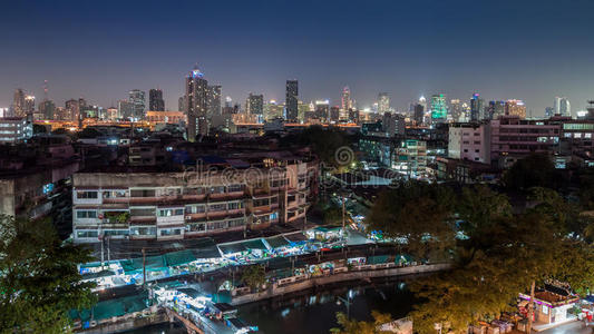 曼谷城和运河沿岸旧市场的鸟瞰图