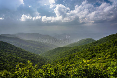 从北卡罗来纳州的蓝岭公园路看到阿巴拉契亚山脉的朦胧夏季景色。