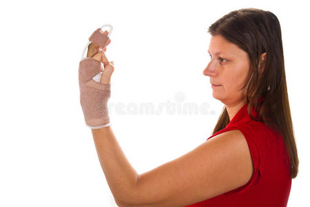 手指上有石膏的女人