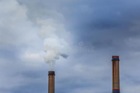煤电厂烟雾缭绕的工业景观