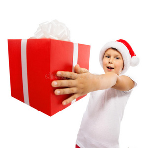 孩子手里拿着圣诞礼品盒。孤立的