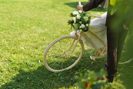 新娘和新郎骑着白色的结婚自行车