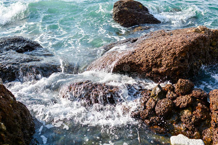 海浪拍打着石头