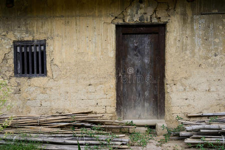 中国古代民居土墙破门照片