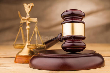法官木槌和桌子上的天平照片