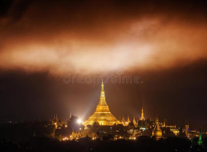 大金塔上方的奇迹云。仰光，缅甸