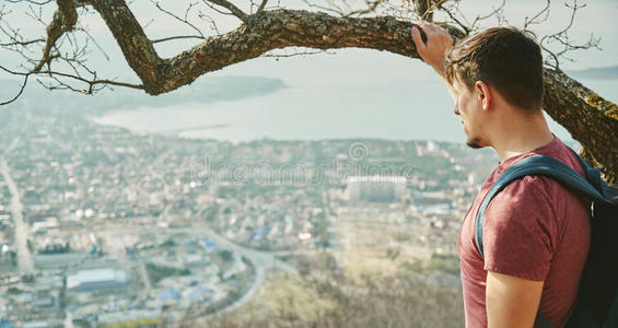 白种人 旅行 站立 小山 徒步旅行者 享受 落下 天空 秋天